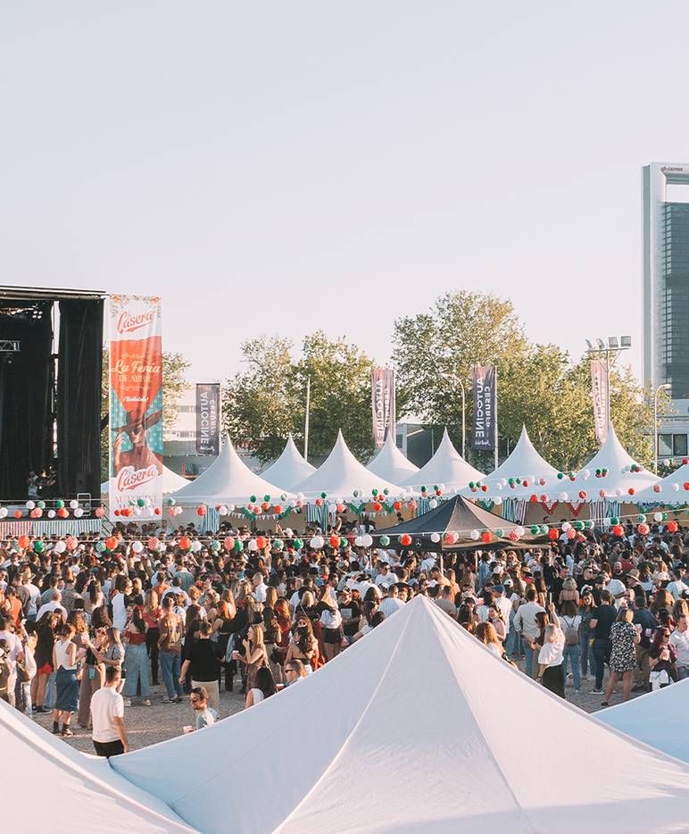 Feria de día bajo las carpas
