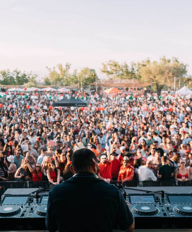 DJ frente al público